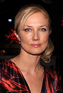 How tall is Joely Richardson?